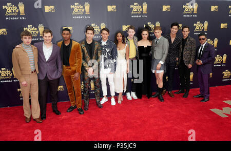 Acteurs Miles Heizer, Justin Prentice, Steven Silver, Brandon, Larracuente Katherine Langford, Tommy Dorfman, Ross Butler, Alisha Boe, Brandon Flynnn, et Christian Navarro de "Treize Raisons pour lesquelles' participant à la 2018 MTV Film et TV Awards tenue au Barker Hangar à Los Angeles, USA. Banque D'Images