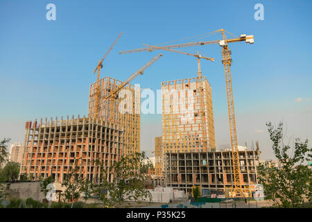 Grue de levage et de nouveau bâtiment de plusieurs étages.. industriels Construction de maisons de grande hauteur de levage et de grues à tour. Nouveau multi étages housi Banque D'Images