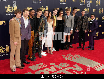 Acteurs Miles Heizer, Justin Prentice, Steven Silver, Brandon, Larracuente Katherine Langford, Tommy Dorfman, Ross Butler, Alisha Boe, Brandon Flynnn, et Christian Navarro de "Treize Raisons pour lesquelles' participant à la 2018 MTV Film et TV Awards tenue au Barker Hangar à Los Angeles, USA. ASSOCIATION DE PRESSE Photo. Photo date : Samedi 16 juin 2018. Crédit photo doit se lire : Francis Specker/PA Wire Banque D'Images