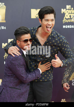 Christian Navarro, gauche, et Ross Butler participant à la 2018 MTV Film et TV Awards tenue au Barker Hangar à Los Angeles, USA. ASSOCIATION DE PRESSE Photo. Photo date : Samedi 16 juin 2018. Crédit photo doit se lire : Francis Specker/PA Wire Banque D'Images