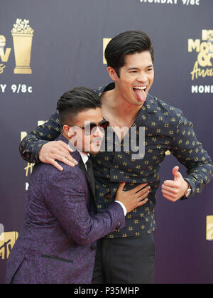 Christian Navarro, gauche, et Ross Butler participant à la 2018 MTV Film et TV Awards tenue au Barker Hangar à Los Angeles, USA. ASSOCIATION DE PRESSE Photo. Photo date : Samedi 16 juin 2018. Crédit photo doit se lire : Francis Specker/PA Wire Banque D'Images