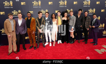 Acteurs Miles Heizer, Justin Prentice, Steven Silver, Brandon, Larracuente Katherine Langford, Tommy Dorfman, Ross Butler, Alisha Boe, Brandon Flynnn, et Christian Navarro de "Treize Raisons pour lesquelles' participant à la 2018 MTV Film et TV Awards tenue au Barker Hangar à Los Angeles, USA. ASSOCIATION DE PRESSE Photo. Photo date : Samedi 16 juin 2018. Crédit photo doit se lire : Francis Specker/PA Wire Banque D'Images