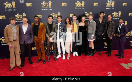 Acteurs Miles Heizer, Justin Prentice, Steven Silver, Brandon, Larracuente Katherine Langford, Tommy Dorfman, Ross Butler, Alisha Boe, Brandon Flynnn, et Christian Navarro de "Treize Raisons pour lesquelles' participant à la 2018 MTV Film et TV Awards tenue au Barker Hangar à Los Angeles, USA. ASSOCIATION DE PRESSE Photo. Photo date : Samedi 16 juin 2018. Crédit photo doit se lire : Francis Specker/PA Wire Banque D'Images