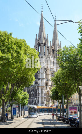 Vue de trois-quarts de l'église Saint-Vincent de Paul en haut de la Canebière, la rue principale de la ville, avec le tramway T2 en passant par les personnes et Banque D'Images