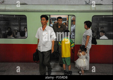 Pjoengjang, la Corée du Nord, les passagers quittent un métro Banque D'Images