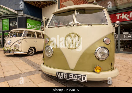 Un écran partagé 1969 1600CC VW Van PHJ 268E et 1966 par écran partagé 1600CC VW Van sur l'affichage à l'Horsham (2018) confiture de prune - Horsham, West Sussex, UK. Banque D'Images