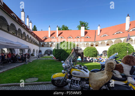 Topolcianky (Kleintopoltschan) : Château Topolcianky à biker réunion en Slovaquie, , Banque D'Images