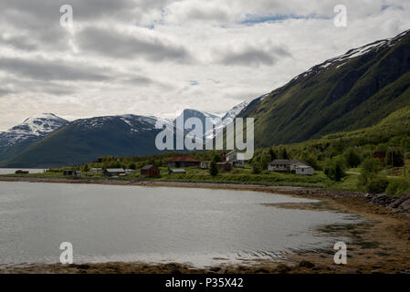 Alpes de Lyngen est une chaîne de montagnes de Troms province dans le Nord de la Norvège s'étend sur 90 kilomètres le long de la péninsule de Lyngen avec Storfjord a l'Est. Banque D'Images