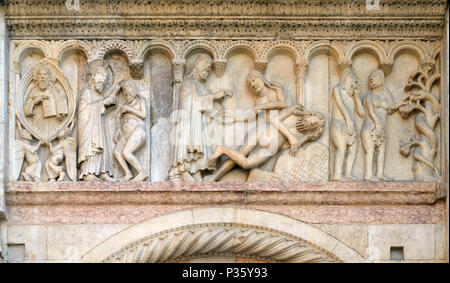 Création d'Adam et Eve, la tentation de secours Wiligelmo, la cathédrale de Modène, Italie Banque D'Images