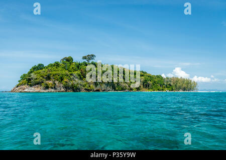 Falaises calcaires couverts dans les arbres dans l'océan autour de Phi-Phi, province de Krabi, Thaïlande Banque D'Images