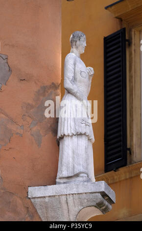 La statue Bonissima sur Palazzo Comunale di Modena, Italie Banque D'Images