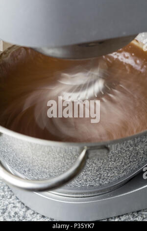 Mixer le mélange pour gâteau au chocolat avec flou au top cuisine Banque D'Images
