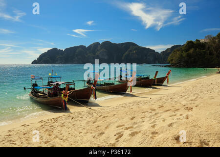 Bateaux à longue queue sur une plage de Ko Phi Phi Don, les îles Phi Phi, Thaïlande Banque D'Images