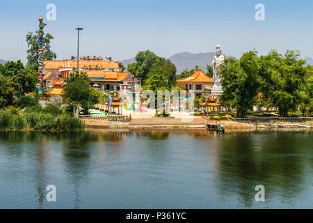 Vue sur le temple bouddhiste de style Chinois Kuang Im Chapelle avec statue de Guanyin (déesse chinoise de la miséricorde) sur la rivière Kwai, Kanchanaburi, Thaïlande. Banque D'Images