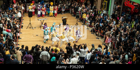 Les Oursons du Punjab, une jeune troupe de danse Bhangra, exécuter une routine énergique à un public de Birmingham, centre commercial Bullring. Banque D'Images