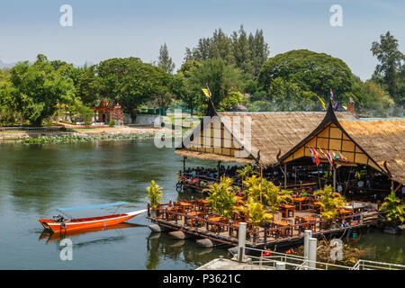 Restaurants flottants sur la rivière Kwai, Kanchanaburi, Thaïlande Banque D'Images