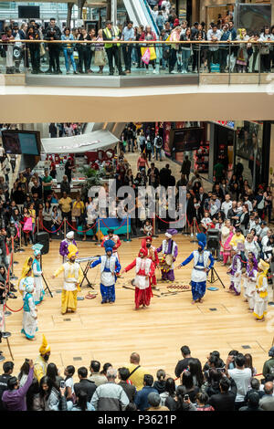 Les Oursons du Punjab, une jeune troupe de danse Bhangra, exécuter une routine énergique à un public de Birmingham, centre commercial Bullring. Banque D'Images