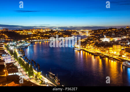 Aerial view soirée de la ville de Porto et du Douro, Portugal Banque D'Images