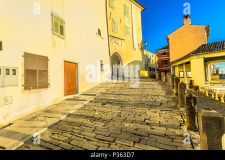 Vue panoramique à l'ancienne célèbres rues de ville de Motovun, Istrie région. Banque D'Images