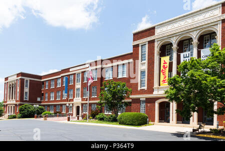 HICKORY, NC, USA-7 le 18 juin : l'ancien bâtiment Central High School, Claremont, maintenant les Catawba pays Arts & Science Center. Banque D'Images