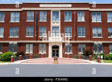 HICKORY, NC, USA-7 le 18 juin : l'ancien bâtiment Central High School, Claremont, maintenant les Catawba pays Arts & Science Center. Banque D'Images