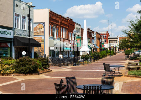 HICKORY, NC, USA-9 le 18 juin : place principale dans le centre-ville d'Hickory, une petite ville du sud. Banque D'Images