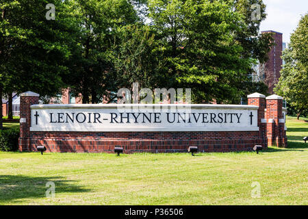 HICKORY, NC, USA-9 le 18 juin : une brique signe identifiant le Lenoir-Rhyne Université. Banque D'Images