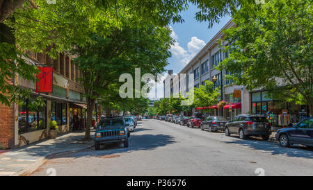 ASHEVILLE, NC, USA-10 le 18 juin : Un sunny Haywood sur une rue au début de l'été dimanche. Banque D'Images