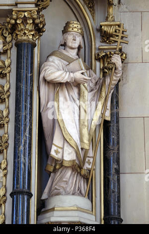 Saint Fabien, statue sur l'autel de Saint Jérôme dans la cathédrale de Zagreb dédiée à l'assomption de Marie Banque D'Images