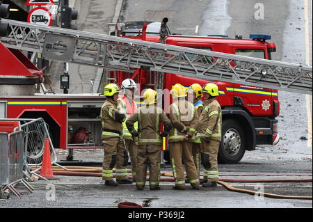 Les pompiers continuent d'atténuer après l'incendie à la Glasgow School of Art (GSA) dans le bâtiment historique de Mackintosh à Glasgow. Banque D'Images