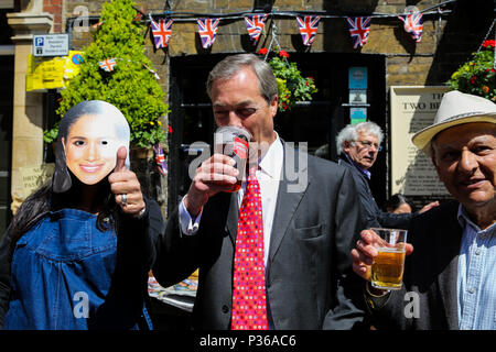 Nigel Farage répond aux fans de Royal Royaume-uni et dans le monde à Windsor avant le mariage du prince Harry et Meghan Markle le samedi 19 mai 2018. Avec : Nigel Farage Où : Windsor, Royaume-Uni Quand : 17 mai 2018 Credit : Dinendra Haria/WENN Banque D'Images