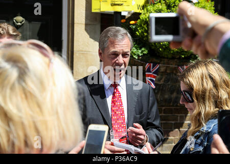 Nigel Farage répond aux fans de Royal Royaume-uni et dans le monde à Windsor avant le mariage du prince Harry et Meghan Markle le samedi 19 mai 2018. Avec : Nigel Farage Où : Windsor, Royaume-Uni Quand : 17 mai 2018 Credit : Dinendra Haria/WENN Banque D'Images