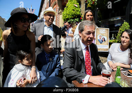 Nigel Farage répond aux fans de Royal Royaume-uni et dans le monde à Windsor avant le mariage du prince Harry et Meghan Markle le samedi 19 mai 2018. Avec : Nigel Farage, Christina Araneta-Tan, Lucas (7 ans), Sienne (5 ans) où : Windsor, Royaume-Uni Quand : 17 mai 2018 Credit : Dinendra Haria/WENN Banque D'Images