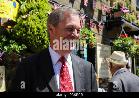 Nigel Farage répond aux fans de Royal Royaume-uni et dans le monde à Windsor avant le mariage du prince Harry et Meghan Markle le samedi 19 mai 2018. Avec : Nigel Farage Où : Windsor, Royaume-Uni Quand : 17 mai 2018 Credit : Dinendra Haria/WENN Banque D'Images