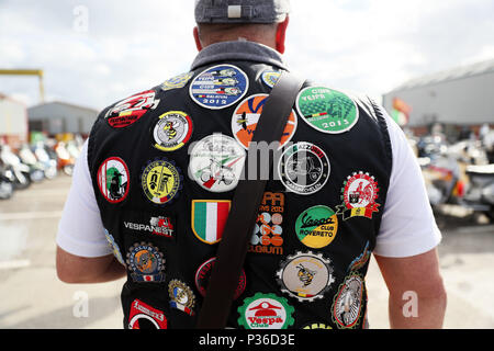 Les amateurs de Vespa arrivent pour le dîner de gala à Belfast comme des milliers de conducteurs de scooters Vespa sont descendus sur l'Irlande du Nord dans le cadre de la Vespa World Days Belfast rassemblement. Banque D'Images