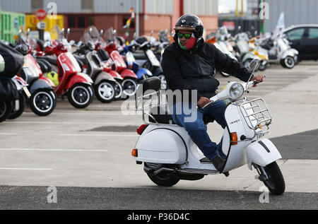 Les amateurs de Vespa arrivent pour le dîner de gala à Belfast comme des milliers de conducteurs de scooters Vespa sont descendus sur l'Irlande du Nord dans le cadre de la Vespa World Days Belfast rassemblement. Banque D'Images