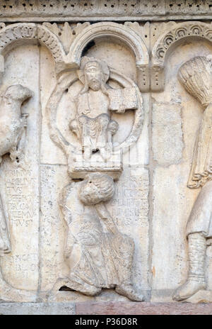 Plaque avec des histoires de la Genèse : Histoire d'Abel et de Caïn, Dieu le Père, de secours par Wiligelmo, la cathédrale de Modène, Italie Banque D'Images