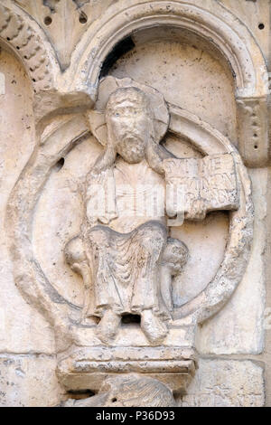 Plaque avec des histoires de la Genèse : Histoire d'Abel et de Caïn, Dieu le Père, de secours par Wiligelmo, la cathédrale de Modène, Italie Banque D'Images