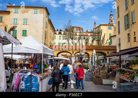 La France, marché alimentaire et le bazar dans la ville de Menton sur la côte d'Azur Banque D'Images