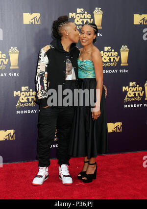 Lena Waithe, gauche, et son amie, Alana Mayo assistant à la 2018 MTV Film et TV Awards tenue au Barker Hangar à Los Angeles, USA. ASSOCIATION DE PRESSE Photo. Photo date : Samedi 16 juin 2018. Crédit photo doit se lire : Francis Specker/PA Wire Banque D'Images