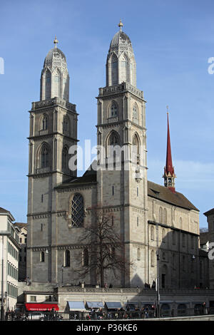 Zurich, Suisse, paysage urbain avec la Grossmünster sur le Limmatquai Banque D'Images