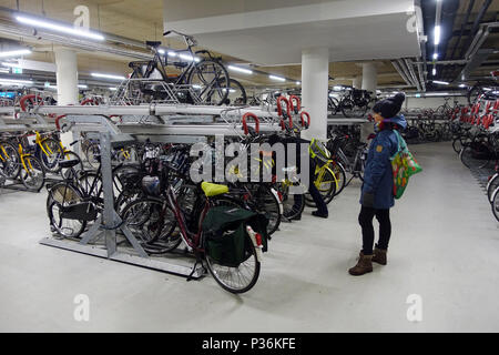 Utrecht, Pays-Bas, les gens dans un garage de stationnement pour vélos Banque D'Images