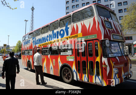 Berlin, Allemagne, bus historique dans le service régulier de la LPP à la tour radio Banque D'Images