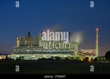 Un géant brown coal power plant avec ciel bleu nuit. Banque D'Images