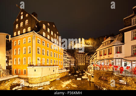 La Rur à la maison rouge (Rotes Haus) dans le village de Monschau Eifel allemande pendant la période de Noël dans la nuit, la vieille ruine du château en arrière-plan, G Banque D'Images