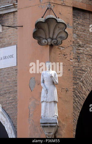 La statue Bonissima sur Palazzo Comunale di Modena, Italie Banque D'Images