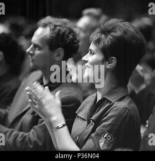 Berlin, RDA, membre de la FDJ applaudit à la VII législature de la FDJ Banque D'Images