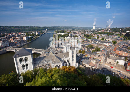 Vue sur cathédrale et ville de Huy en Belgique à la Meuse à un lointain centrale nucléaire. Banque D'Images