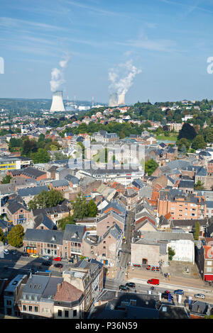 Vue sur la ville de Huy en Belgique à la Meuse, à la centrale nucléaire de Tihange. Banque D'Images