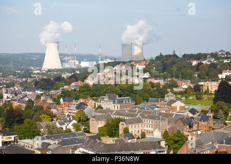 Vue sur la ville de Huy en Belgique à la Meuse, à la centrale nucléaire de Tihange. Banque D'Images